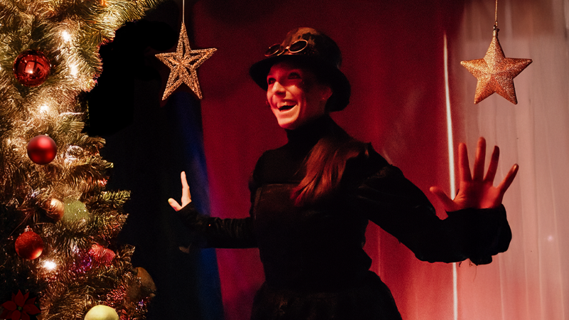 Frau schminkt Person im Vordergrund liegt Make-up